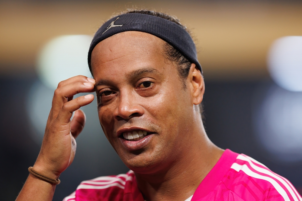 Ronaldinho Gaúcho desfila no Paris Fashion Week