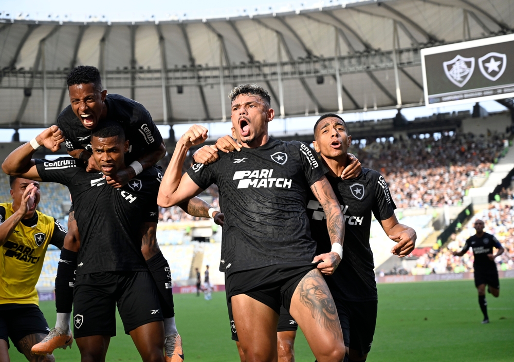 Jogadores do Botafogo comemorando gol