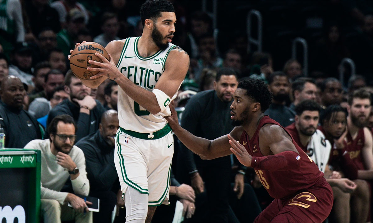 Jogadores do Celtics e Cavaliers em ação