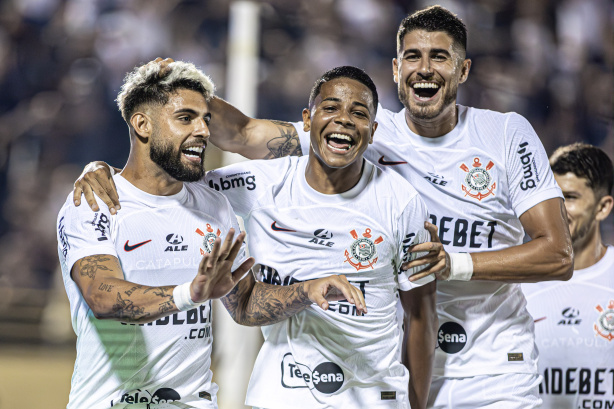 Jogadores do Corinthians comemoram gol