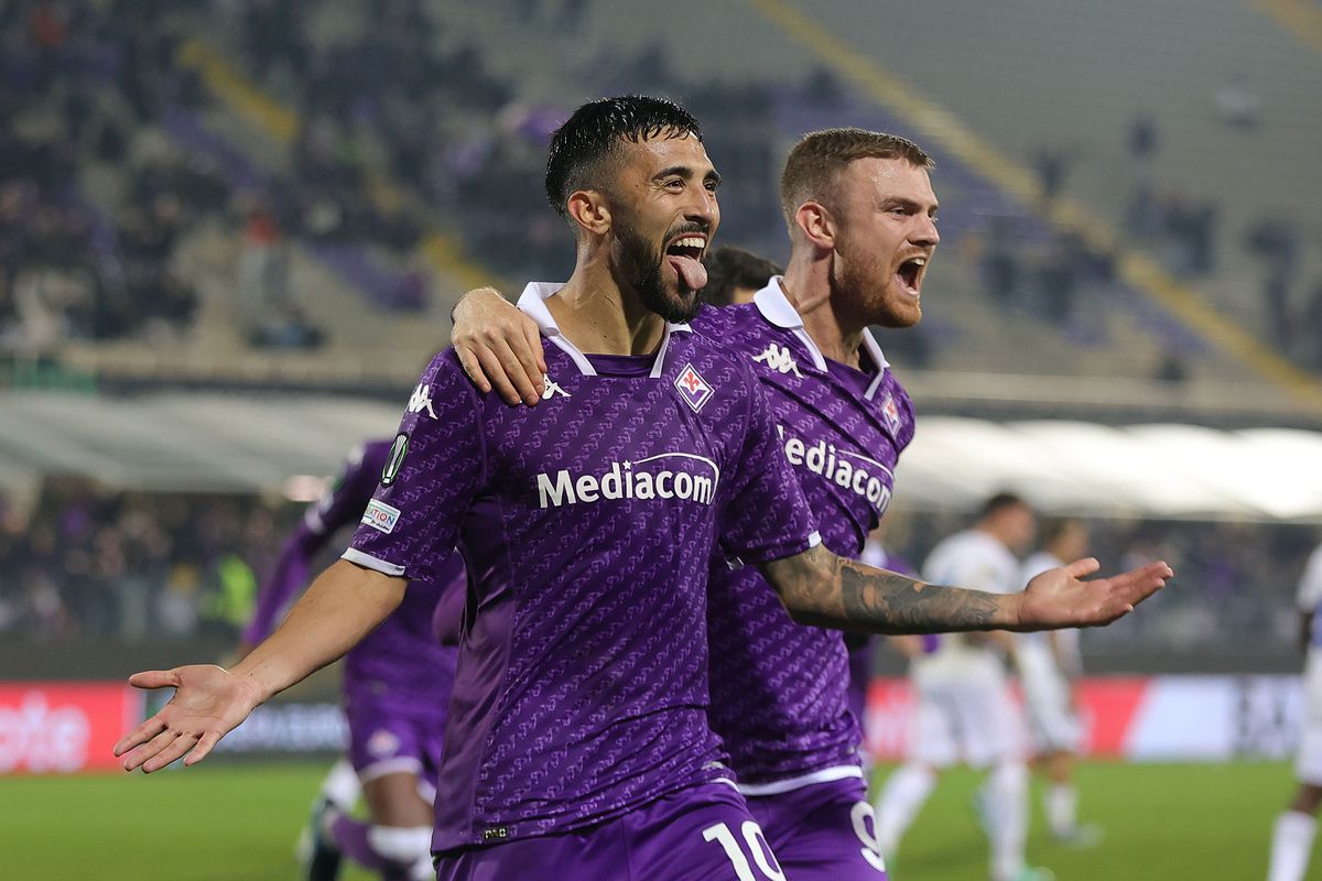 Jogadores da Fiorentina comemoram gol
