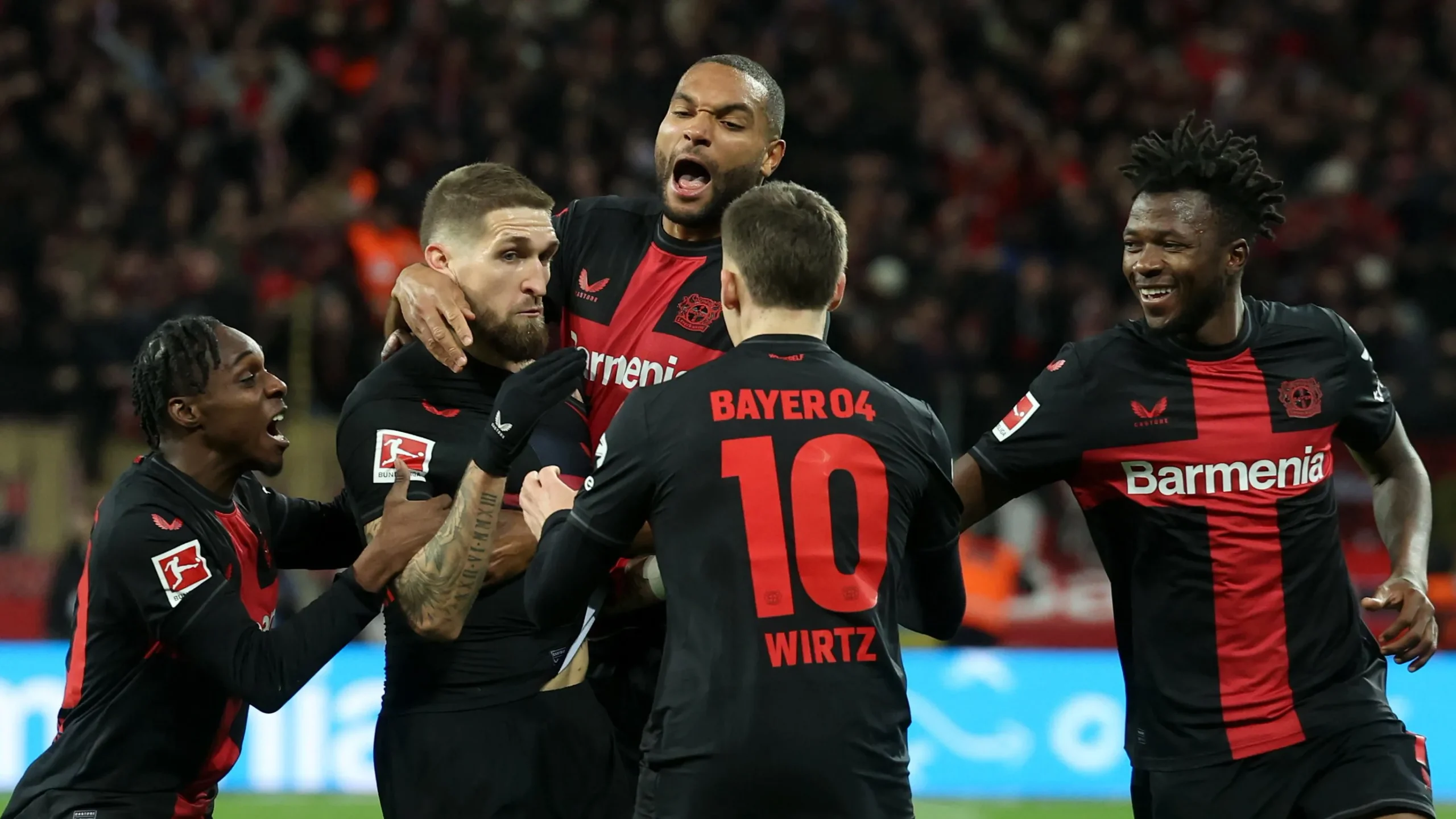 Jogadores do Leverkusen comemoram gol