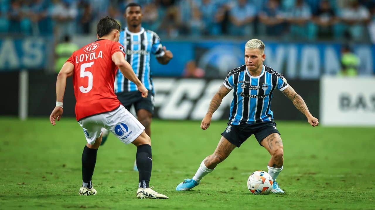 Soteldo em campo pelo Grêmio