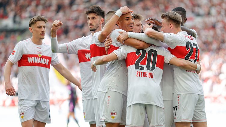 Jogadores do Stuttgart celebram gol
