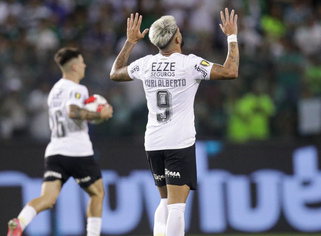 Yuri Alberto comemora gol pelo Corinthians
