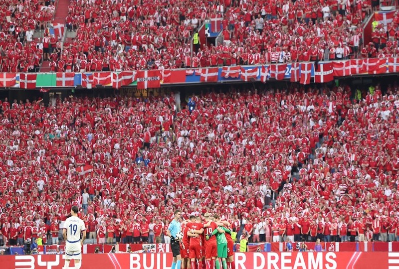 Torcida e Jogadores da Dinamarca