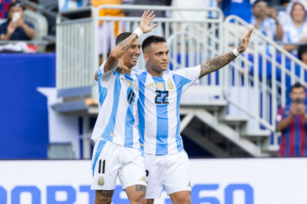 Di María e Lautaro Martínez comemoram gol pela Argentina