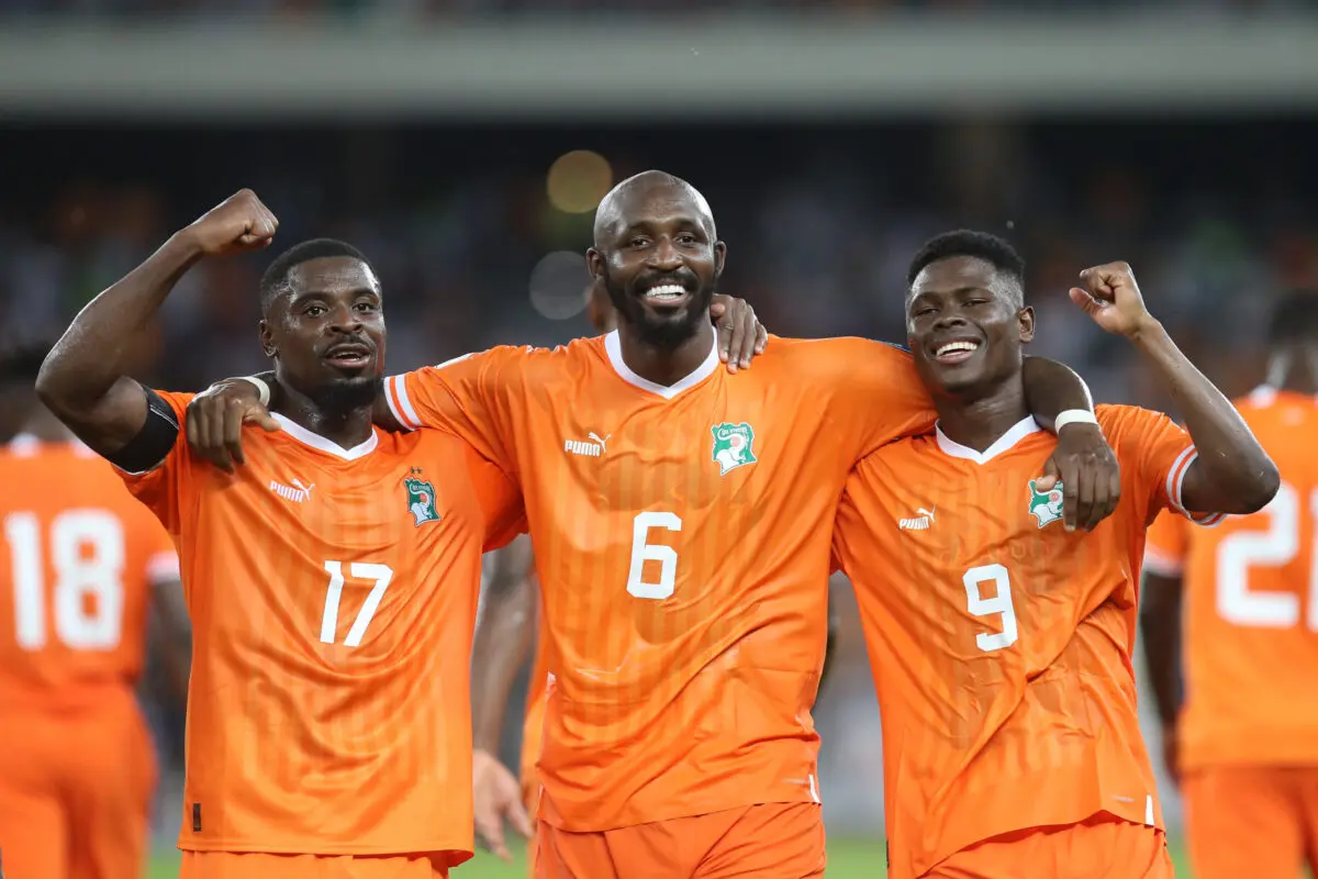 Jogadores da Costa do Marfim comemoram vitória