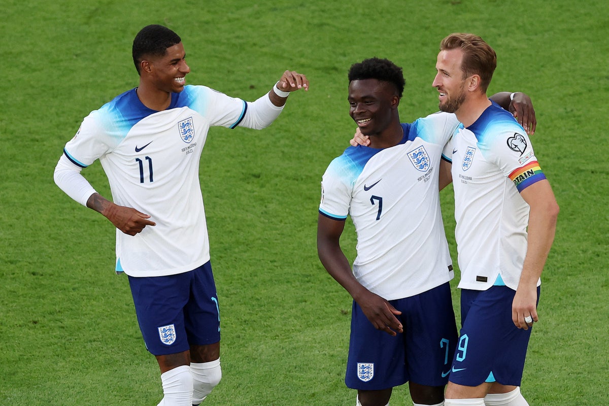 Jogadores da Inglaterra comemoram gol