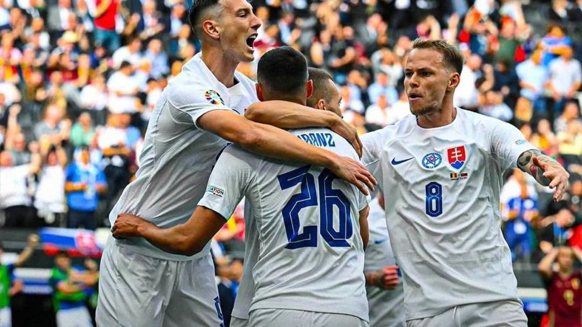 Jogadores da Eslováquia celebram gol