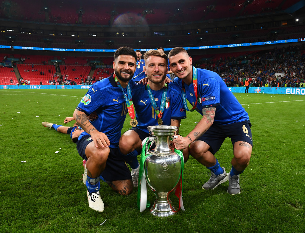 Jogadores da Itália com a taça da Eurocopa