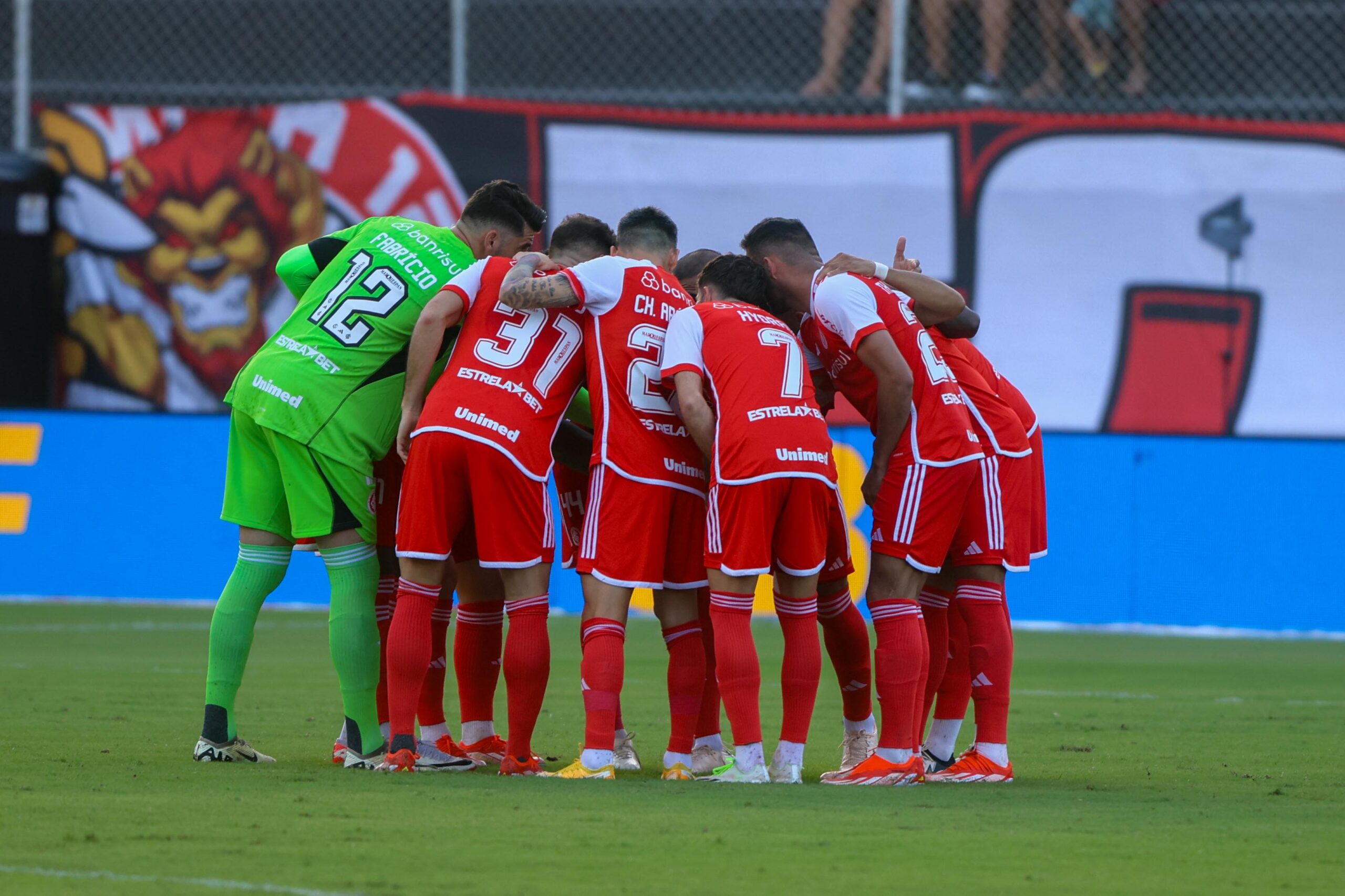 Jogadores do Internacional reunidos em campo