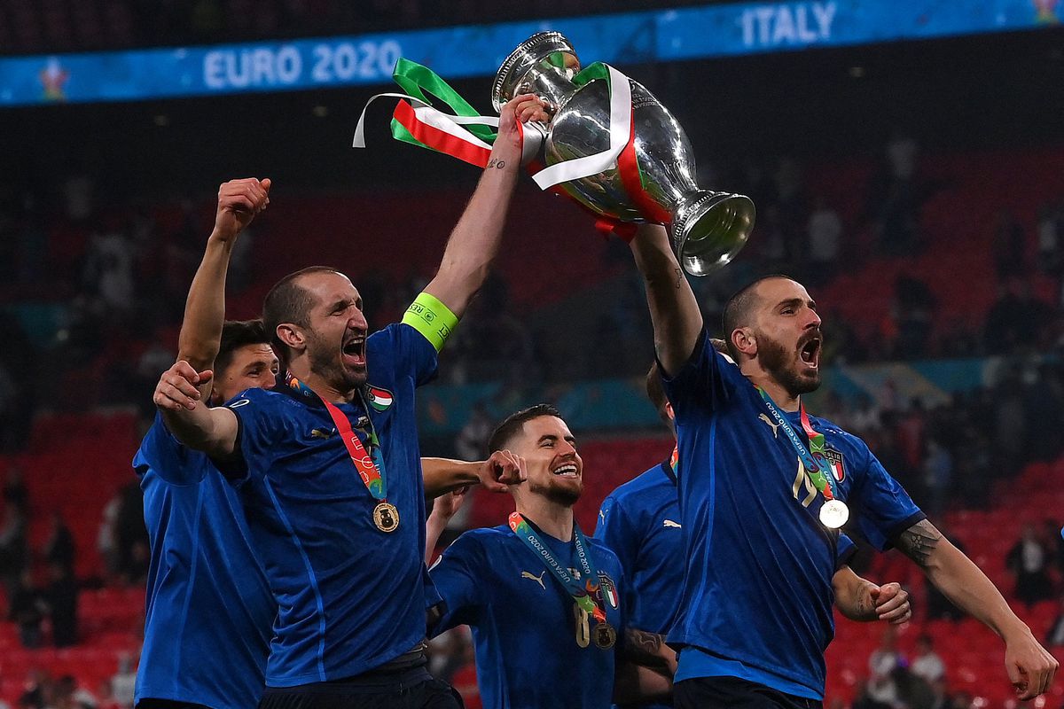 Jogadores da Itália levantam a taça da Eurocopa