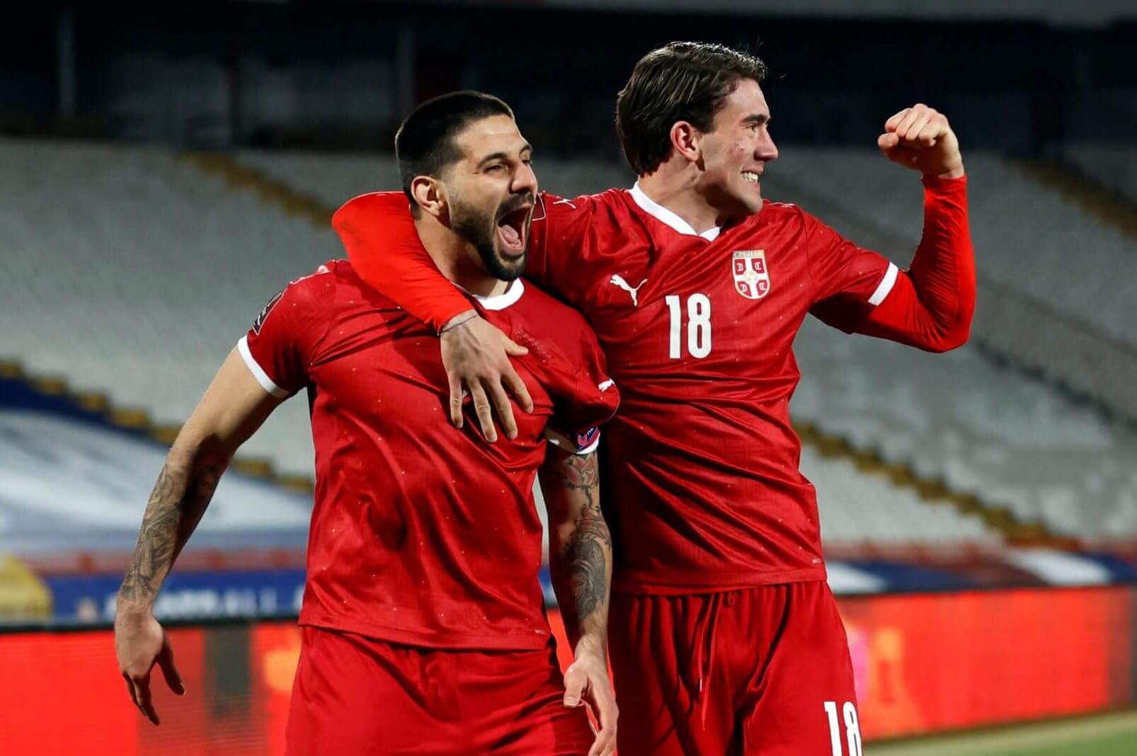 Jogadores da Sérvia comemoram gol