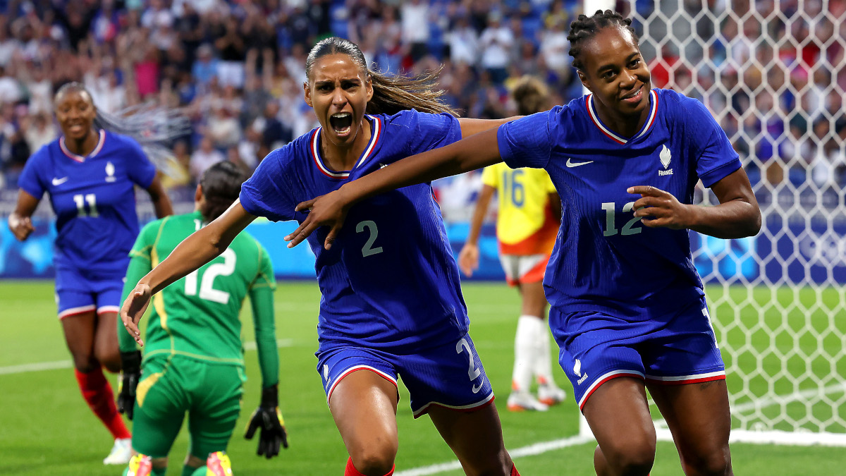 Jogadoras da França comemoram gol