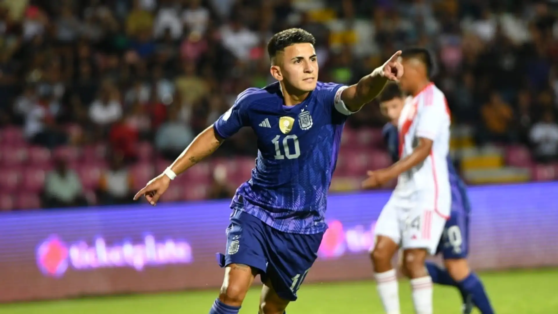 Thiago Almada em ação pela Argentina