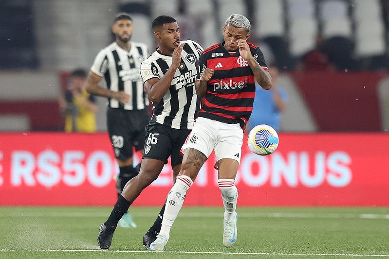 Botafogo Atropela Flamengo e Mantém Liderança