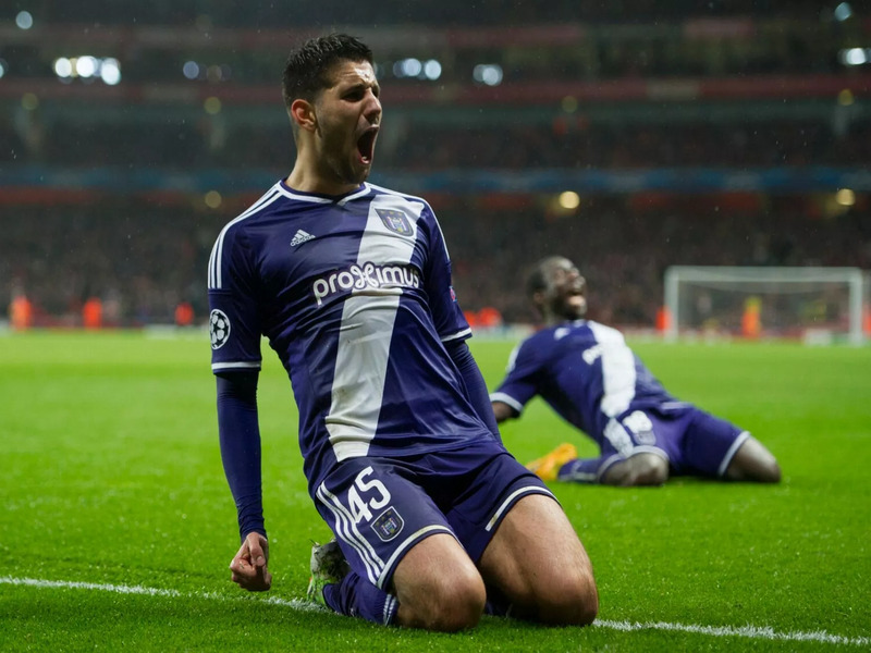 Jogadores do Anderlecht celebram gol