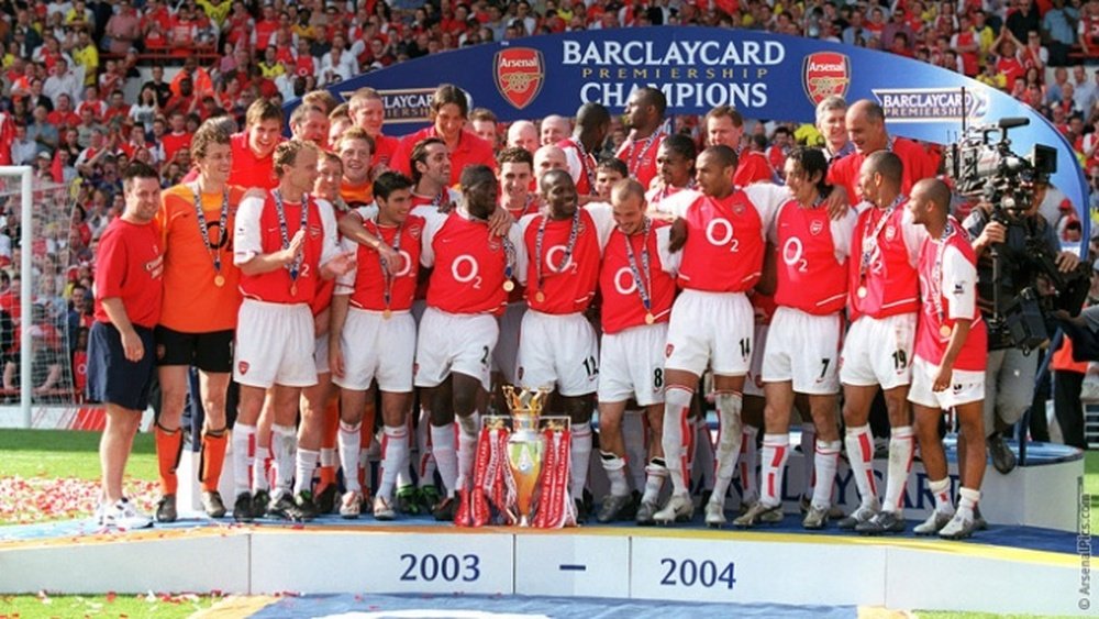 Equipe do Arsenal conquista o título da Premier League de 2003/2004