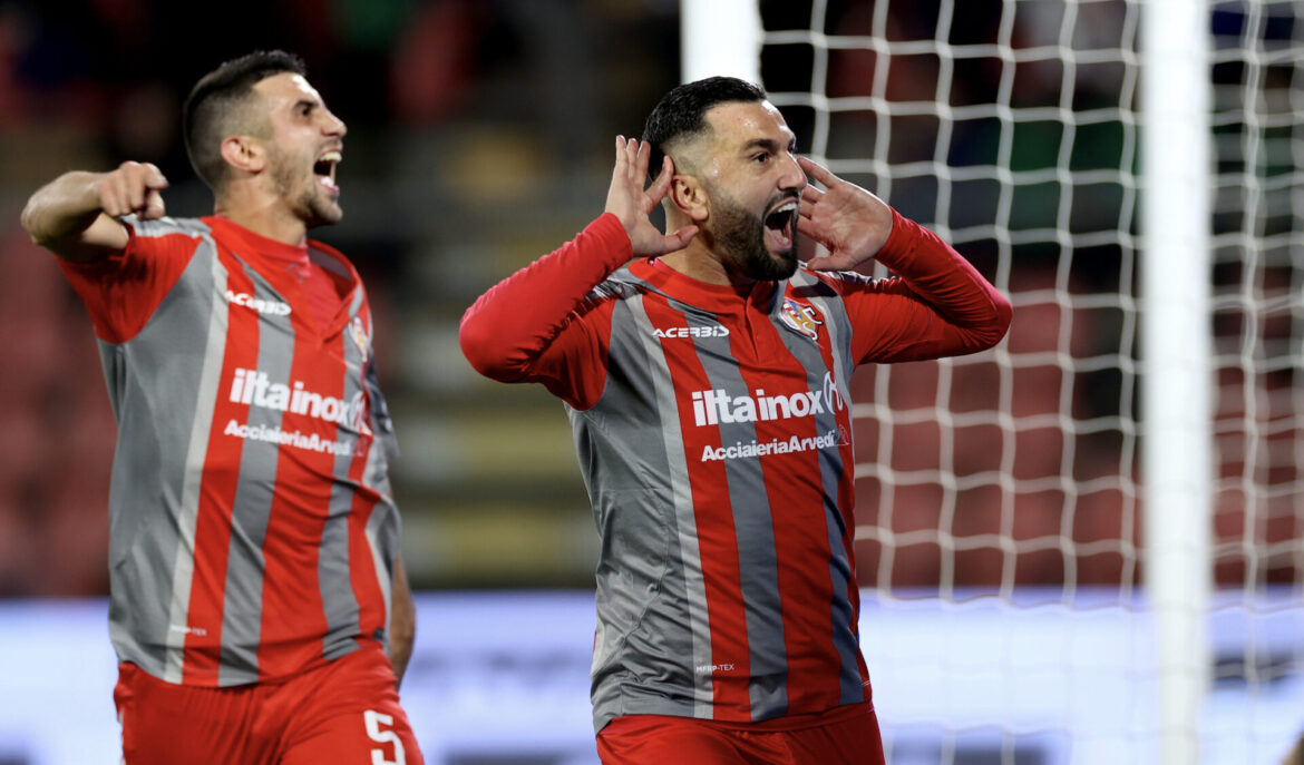 Jogadores do Cremonese celebram gol