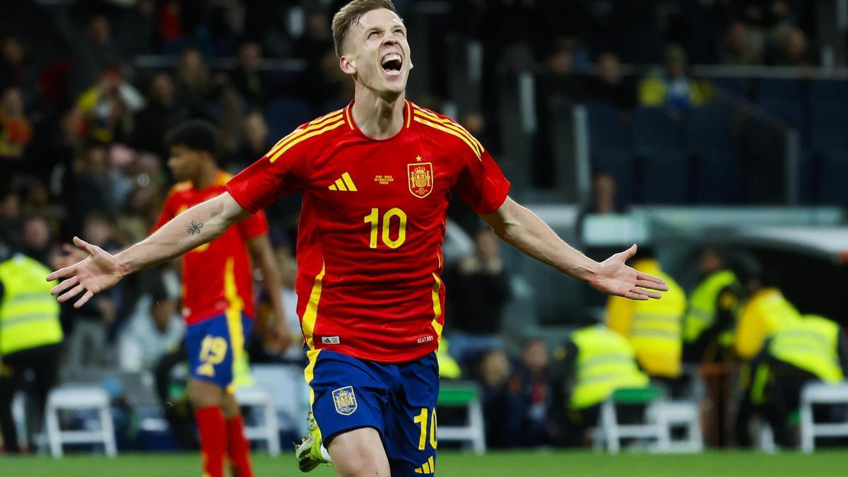 Dani Olmo celebra gol pela seleção da Espanha