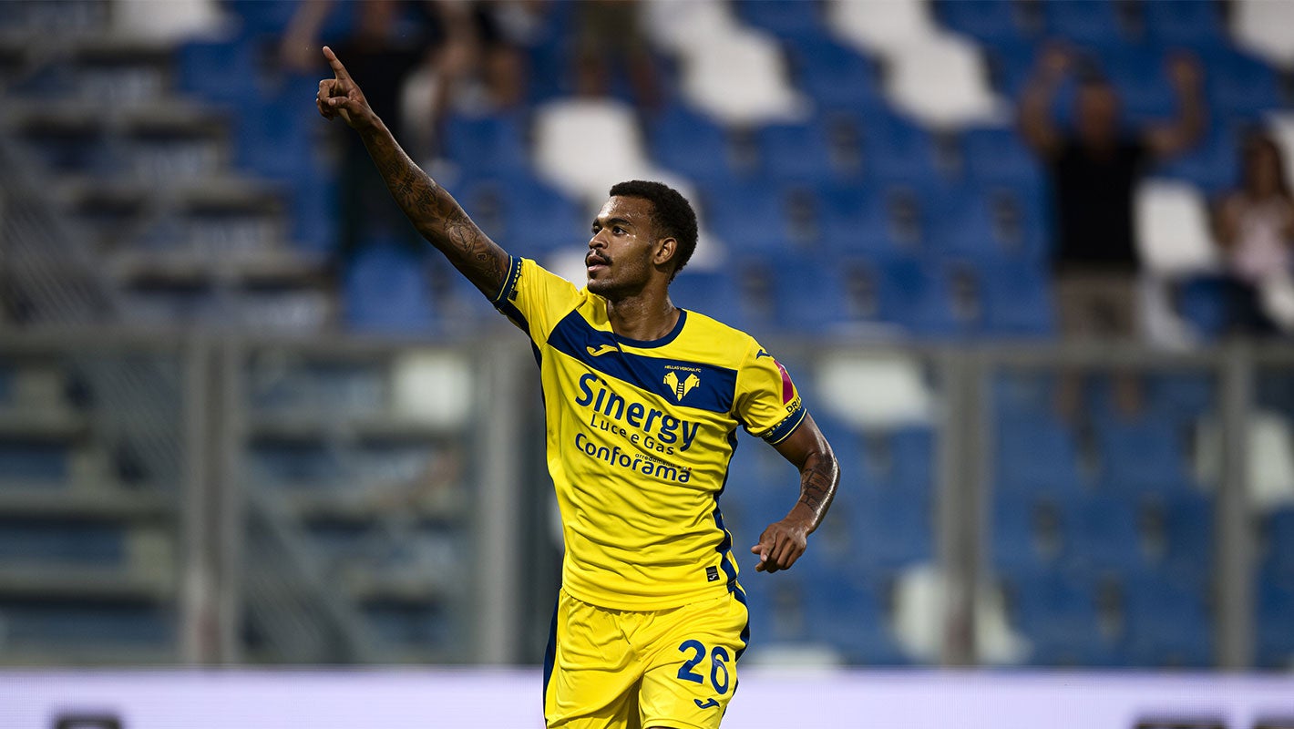 Jogador do Hellas Verona em ação