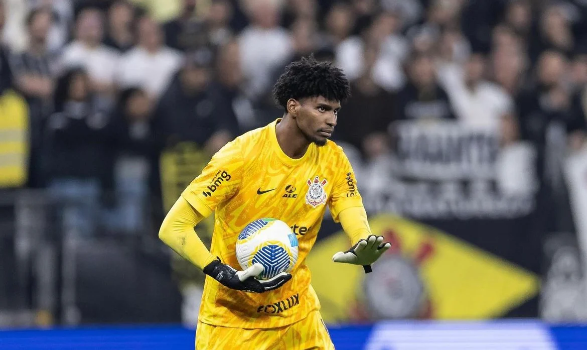 Hugo Souza em campo pelo Corinthians