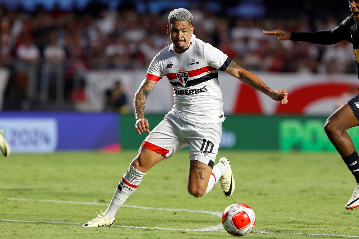 Luciano em ação pelo São Paulo