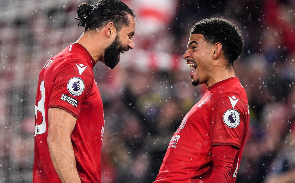 Jogadores do Nottingham Forest celebram gol