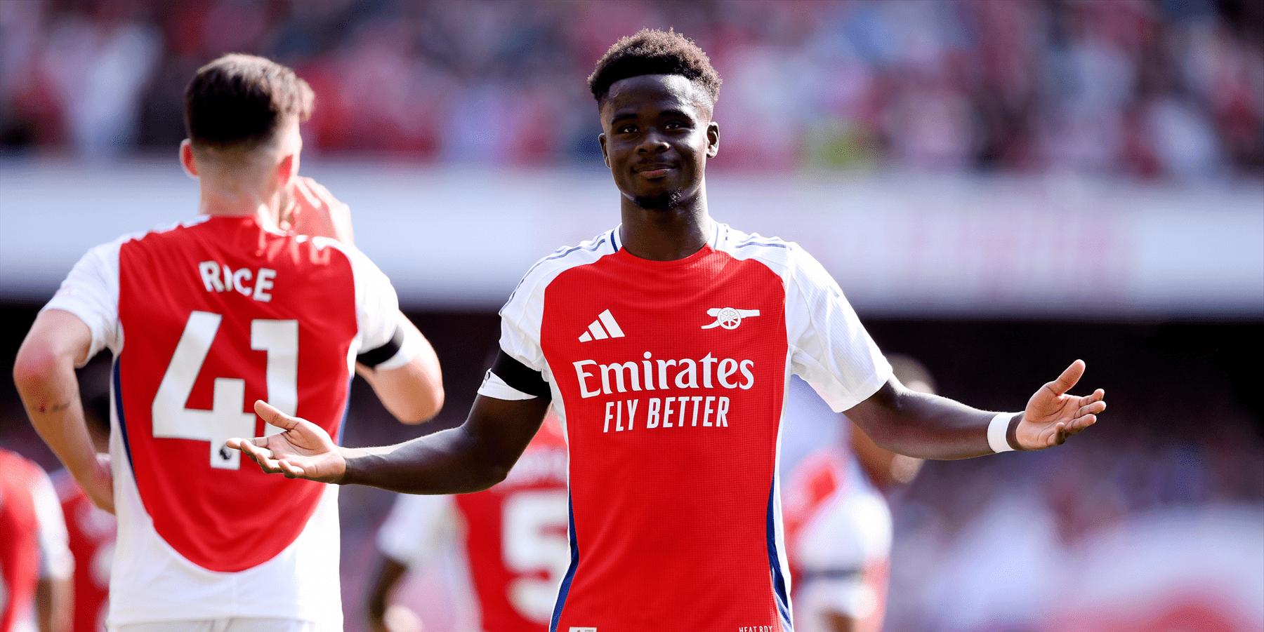 Saka comemora gol pelo Arsenal