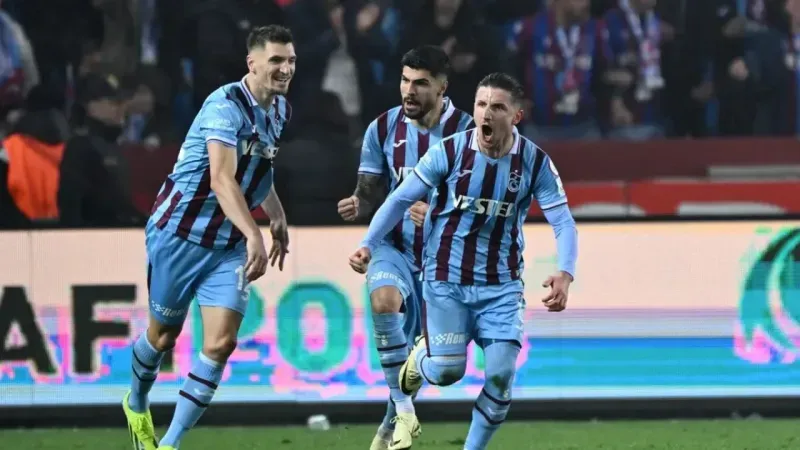 Jogadores do Trabzonspor celebram gol