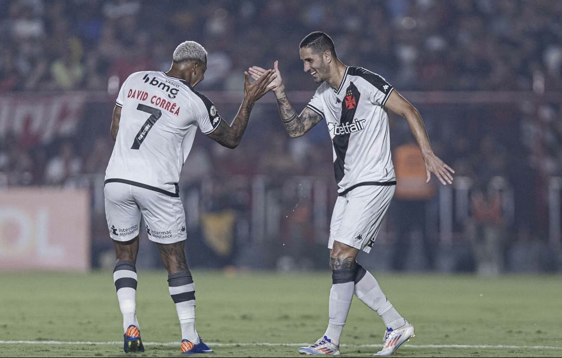 Jogadores do Vasco celebram gol