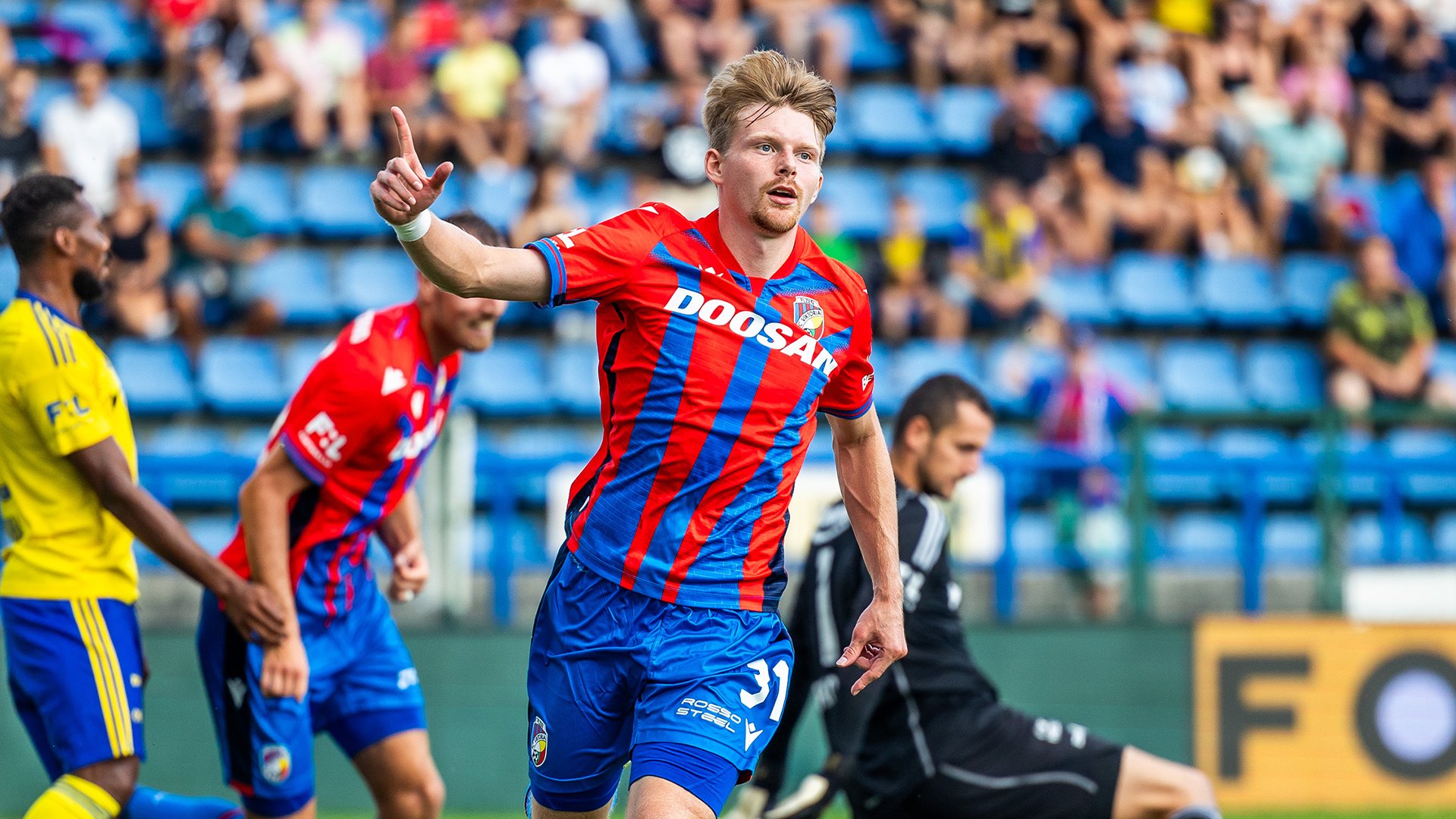 Jogador do Viktoria Plzen comemora gol