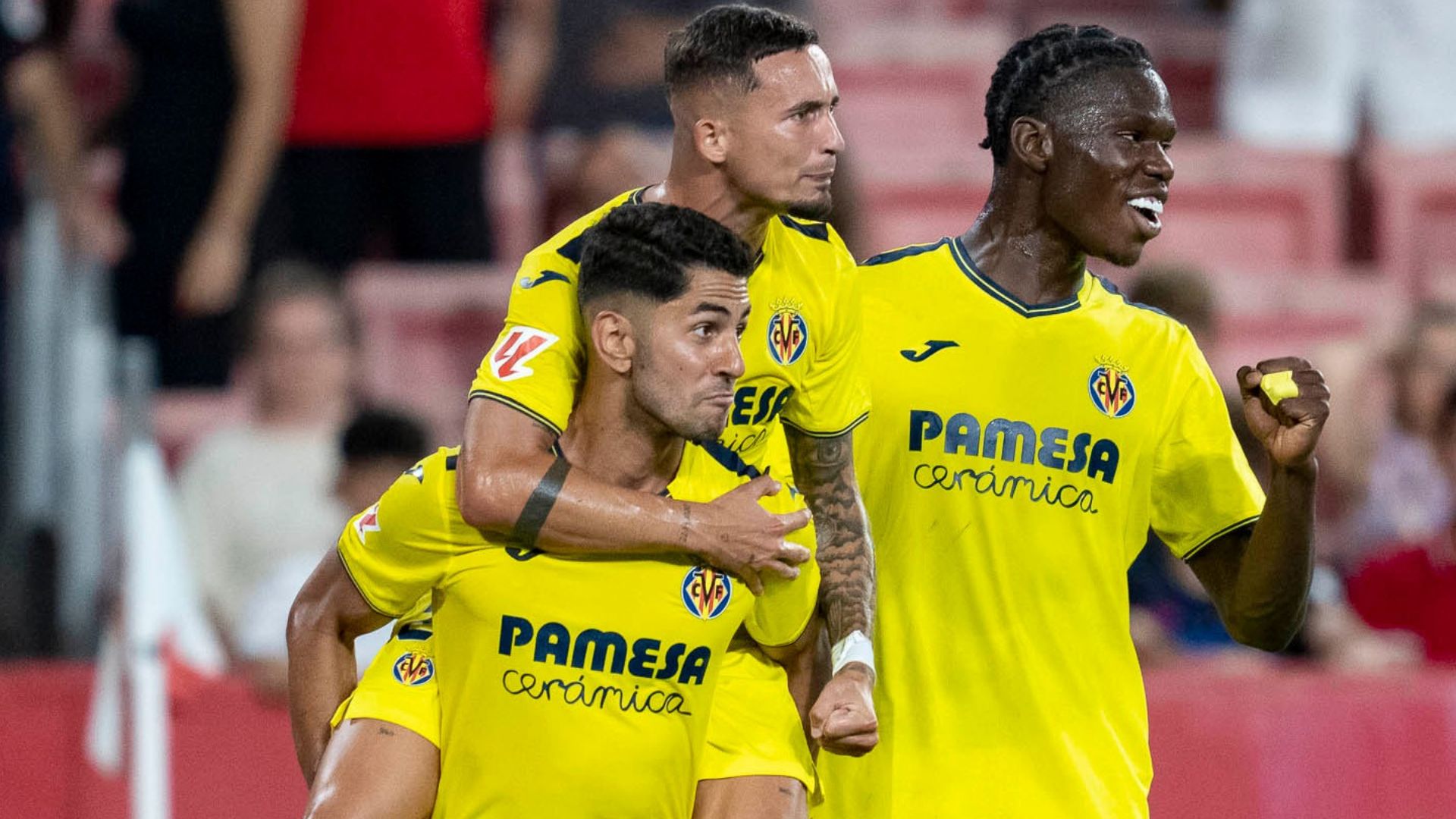 Jogadores do Villarreal celebram gol