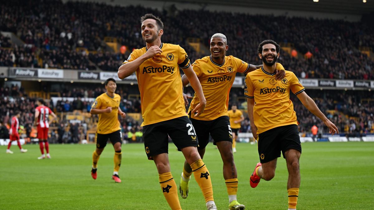 Jogadores do Wolverhampton celebram gol