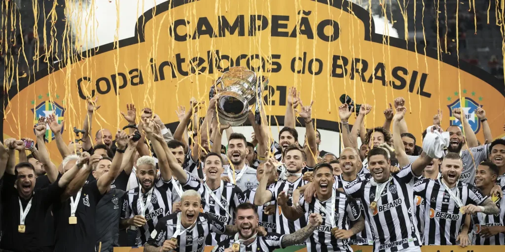 Jogadores do Atlético-MG levantam a taça da Copa do Brasil de 2021