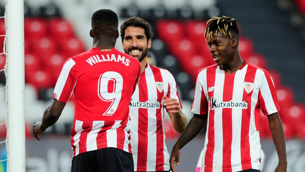 Jogadores do Athletic Bilbao celebram em campo