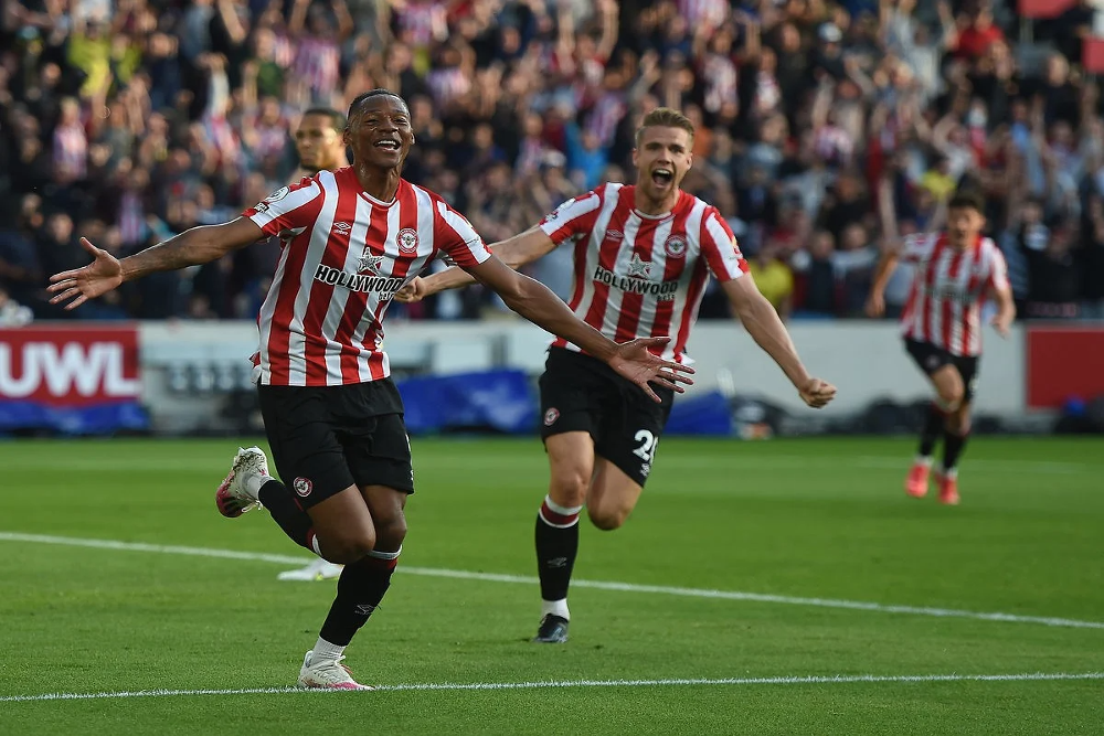 Jogadores do Brentford celebram gol