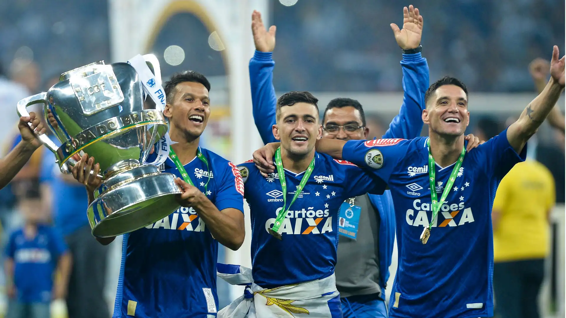 Jogadores do Cruzeiro celebram conquista da Copa do Brasil em 2018