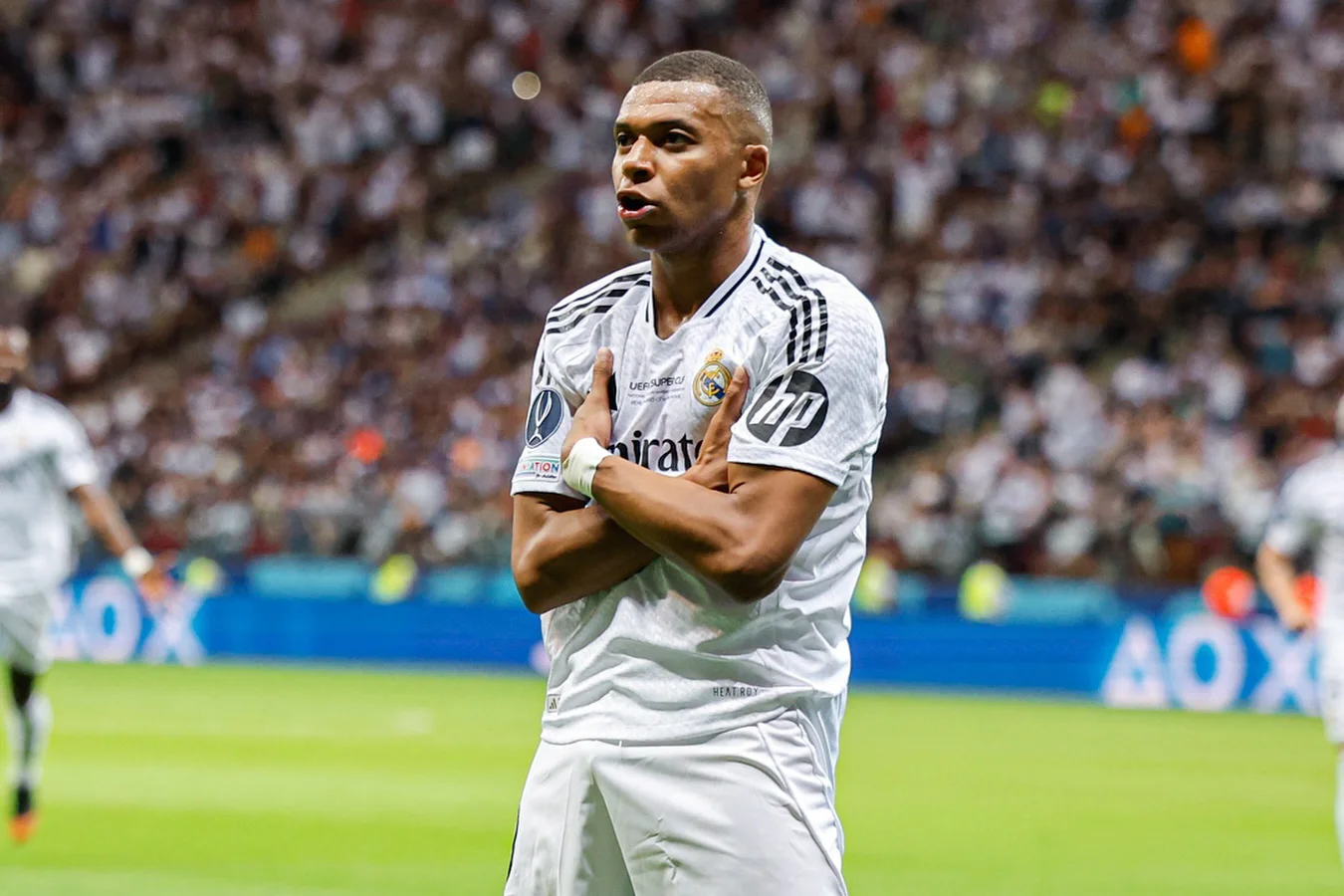 Mbappé celebra gol pelo Real Madrid