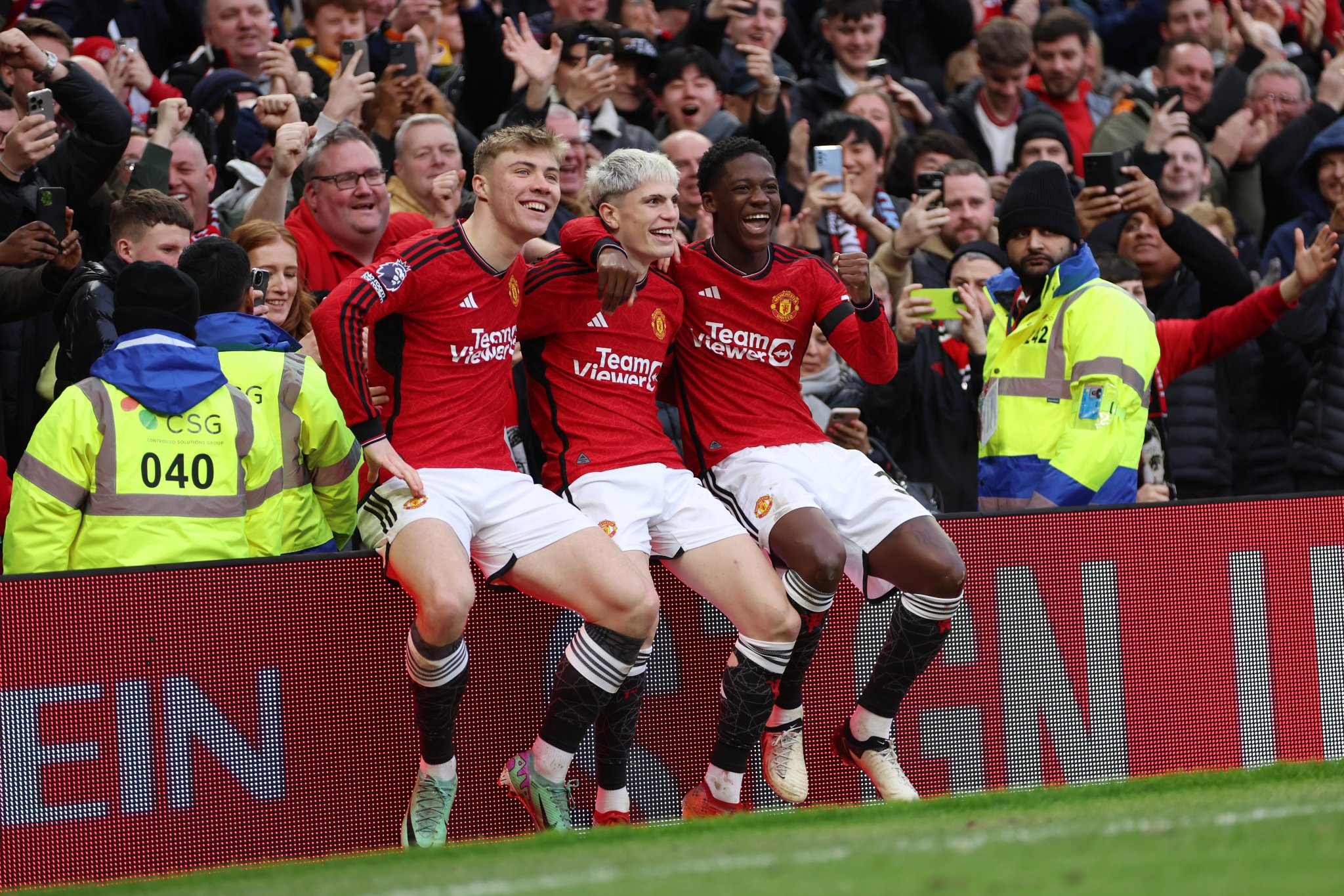 Jogadores do Manchester United comemoram gol