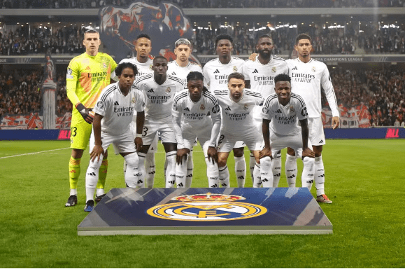 Titular do Real Madrid pela primeira vez, Endrick posa com equipe antes de jogo contra o Lille — Foto: Getty Images
