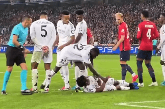 Endrick deita em posição errada atrás da barreira e recebe "bronca" de árbitro e Rüdiger em Real Madrid x Lille — Foto: Reprodução/TNT Sports