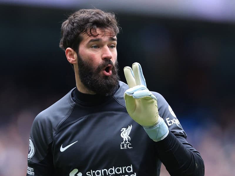 Alisson em ação pelo Liverpool