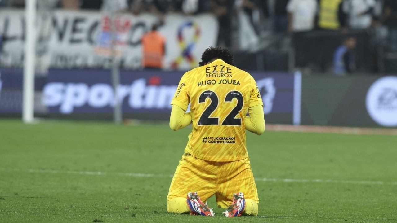 Hugo Souza em campo pelo Corinthians