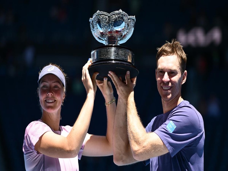 Gadecki e Peers com o troféu do Australian Open - Reprodução: Yandex