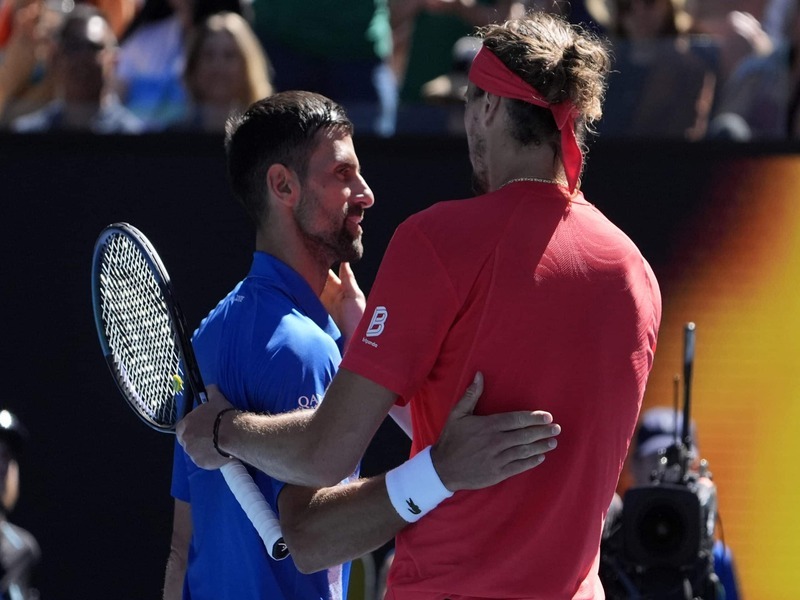 Novak Djokovic e Alexander Zverev em partida de tênis - Reprodução: Yandex