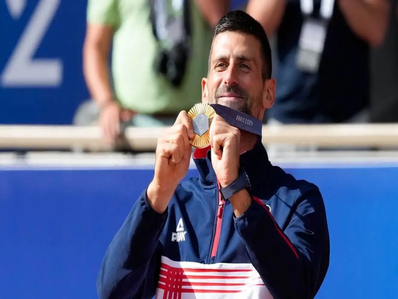 Novak Djokovic com a Medalha de Ouro nas Olímpiadas de Paris - Reprodução: Internet