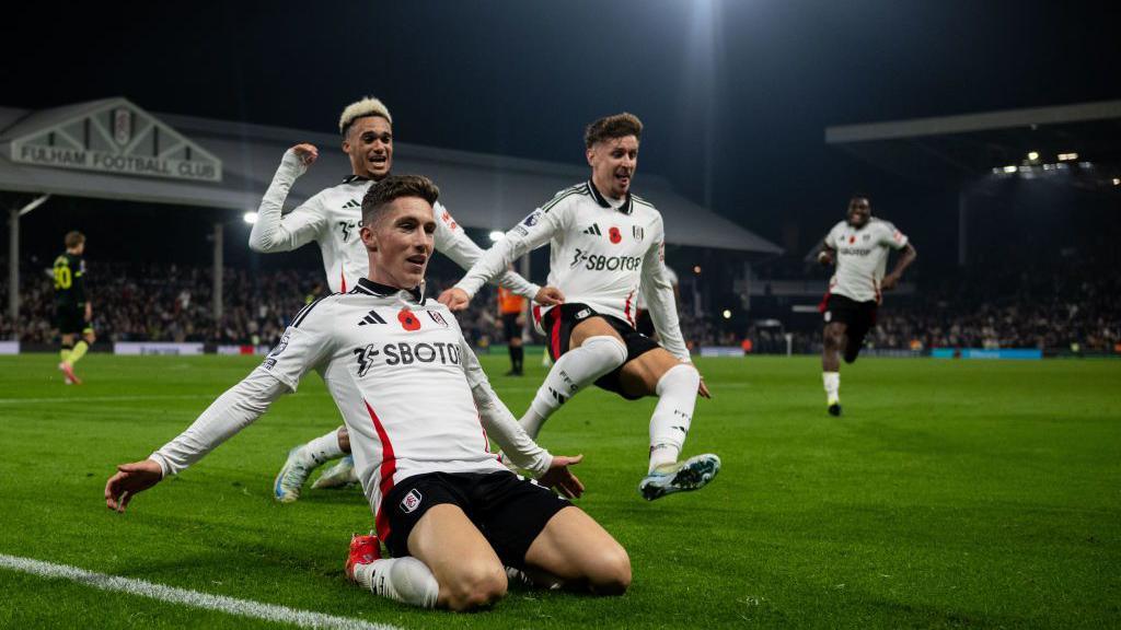 Jogadores do Fulham celebram gol