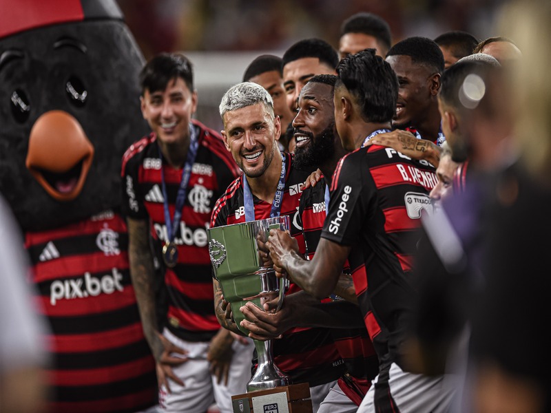 Jogadores do Flamengo com a Taça Guanabara - Foto: Paula Reis / Flamengo - Reprodução: Site oficial do Flamengo